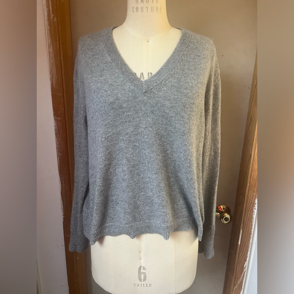 $295 Jenni Kayne Flynn Cashmere V-Neck in Grey - Size M